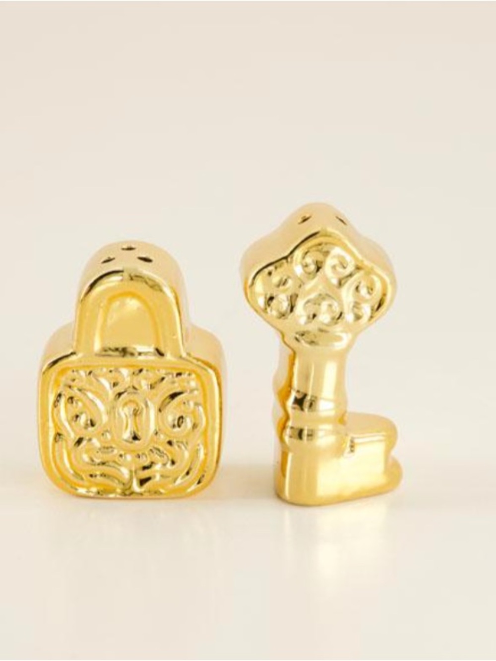 Gold Key and Padlock Charming salt and  pepper shakers. Perfect for any occasion